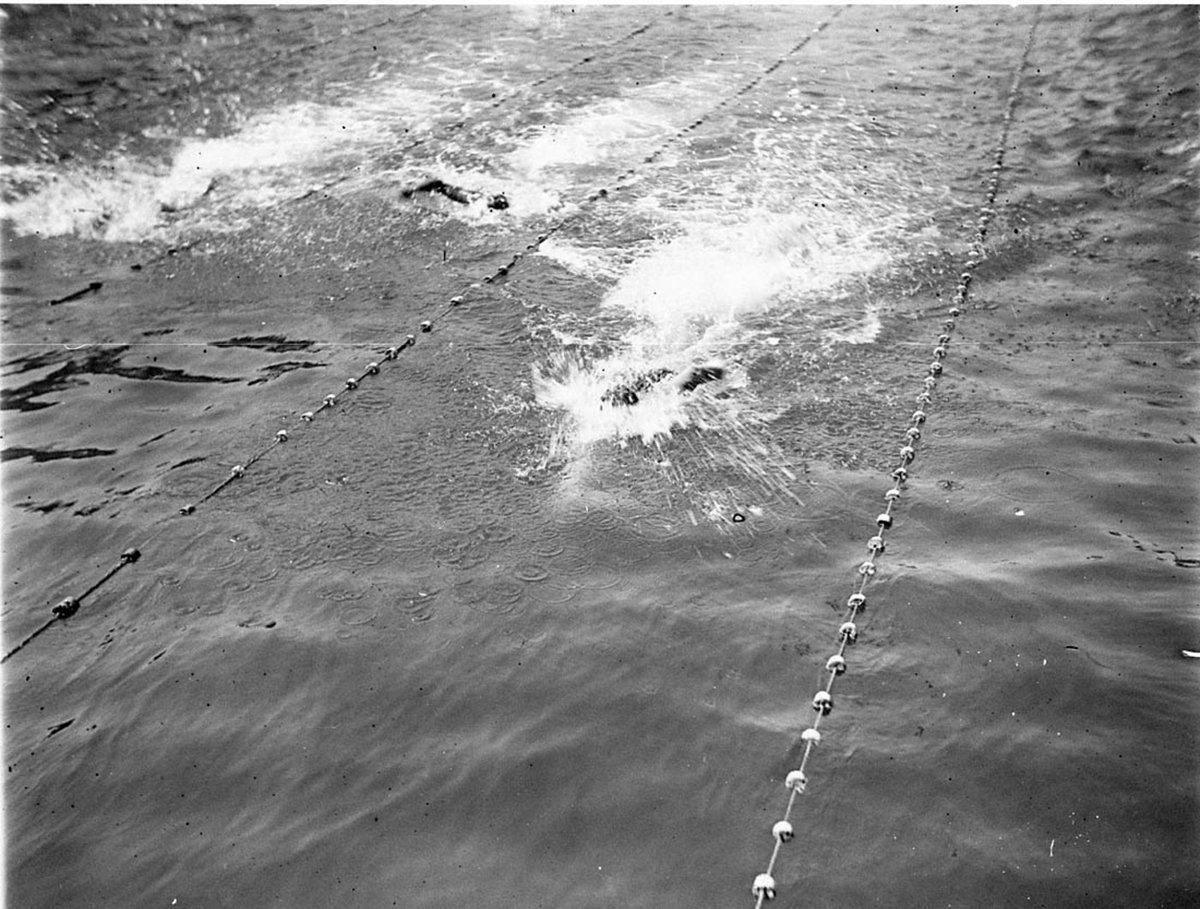 Swimmers splash their way to finish (1930s)
