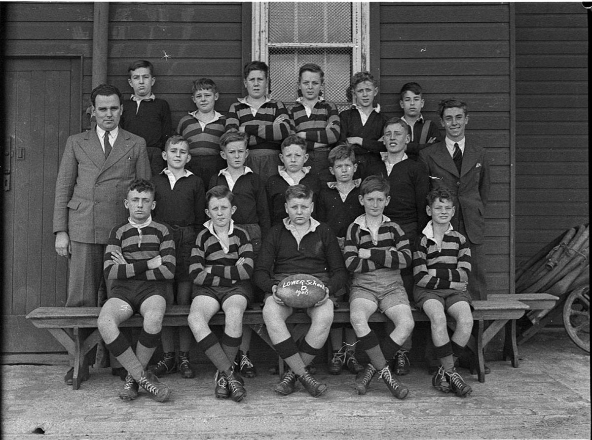 Sydney Grammar School lower school football team (1946)