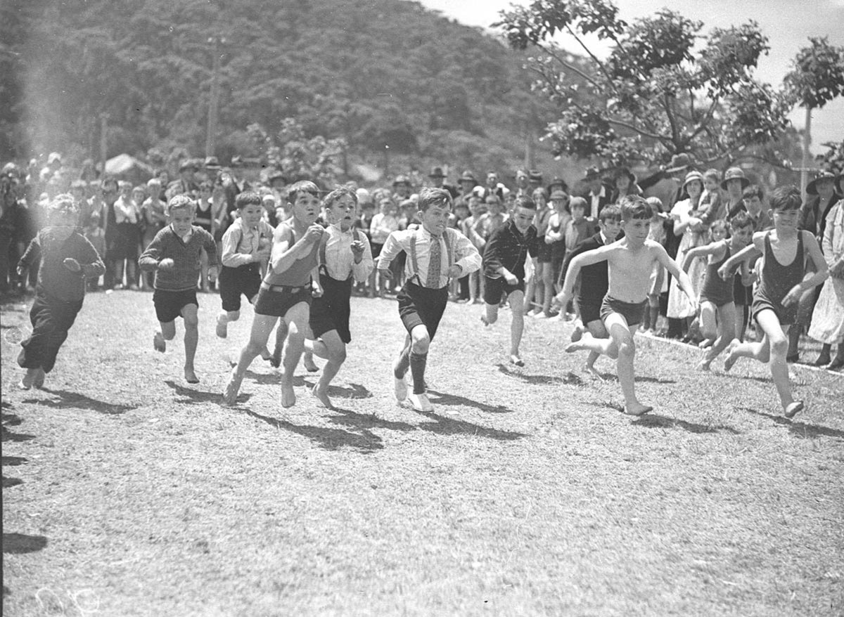The under 12 boys race (1930s)