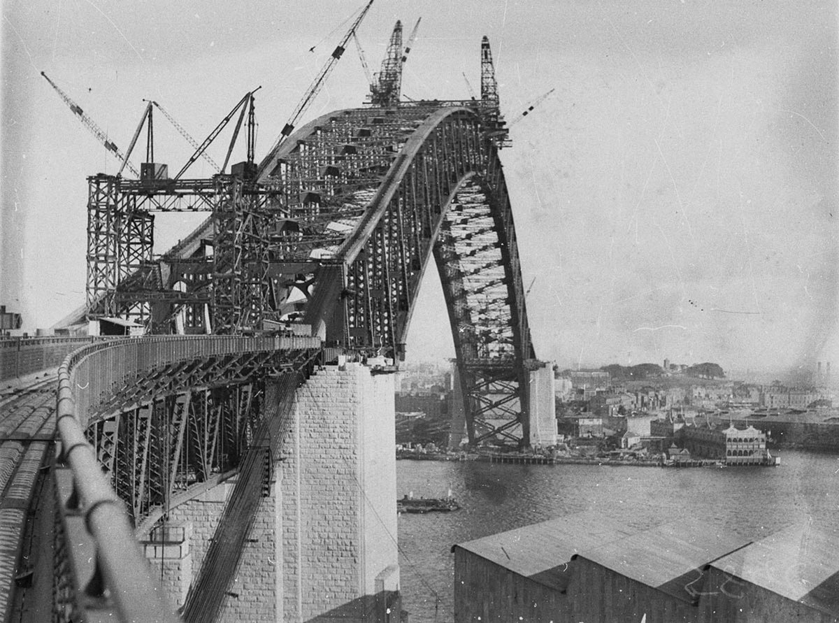 The arch completed view from north side towards Sydney Bridge works in foreground, Sydney Harbour (c. 1930)