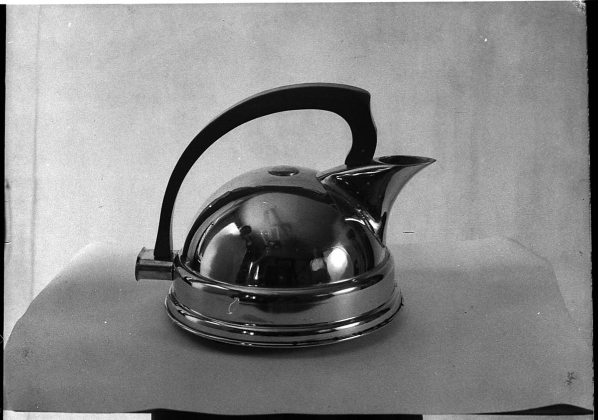 The chromium plated Unibra electric kettle (1946)