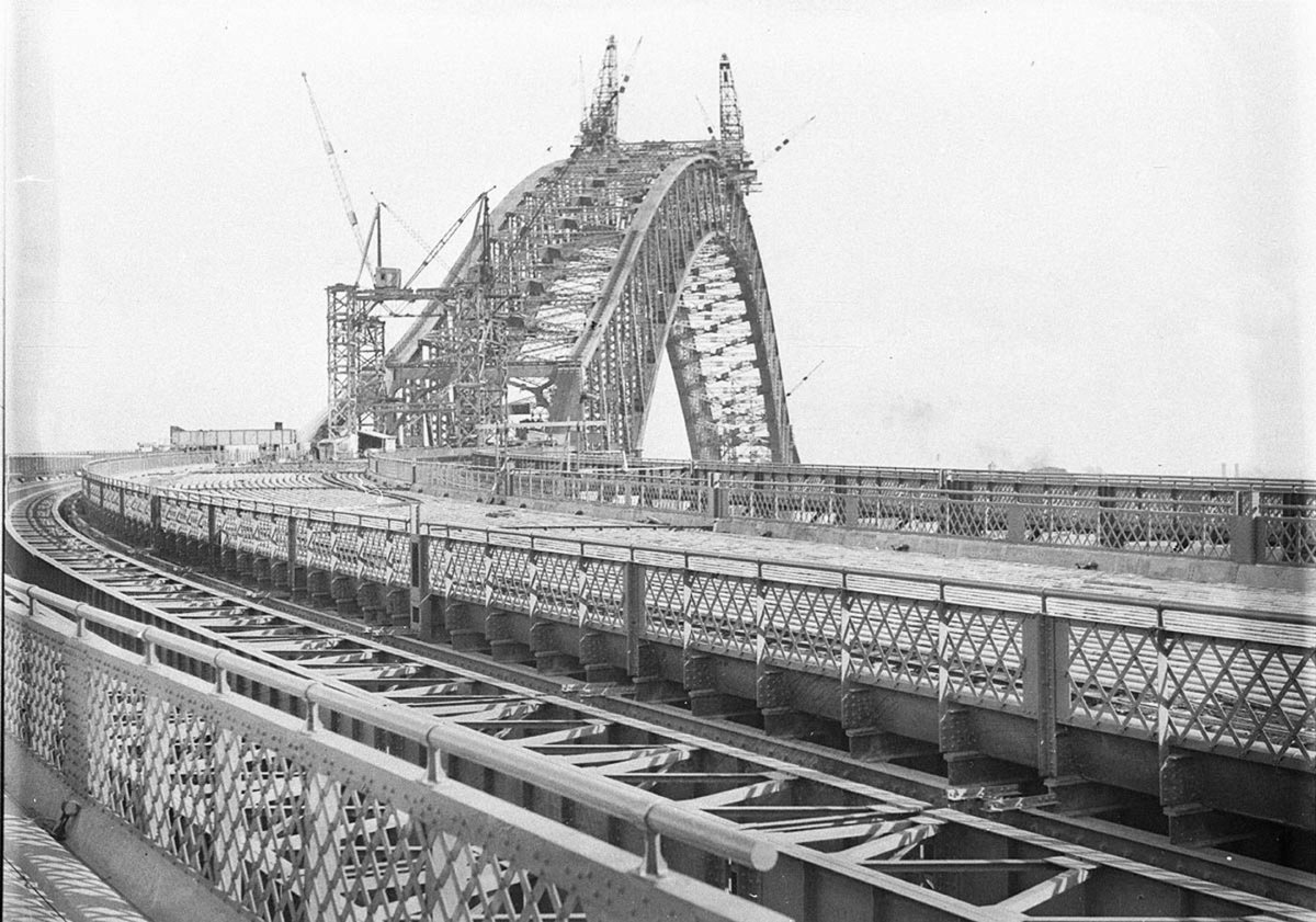 The finished arch with the eastern footway in foreground (1930–32)