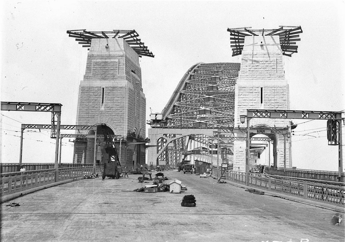 The finishing touches The umbrellalike structures on the top of the pylons were for the use of the stonemasons applying the stone facings (1930–32)