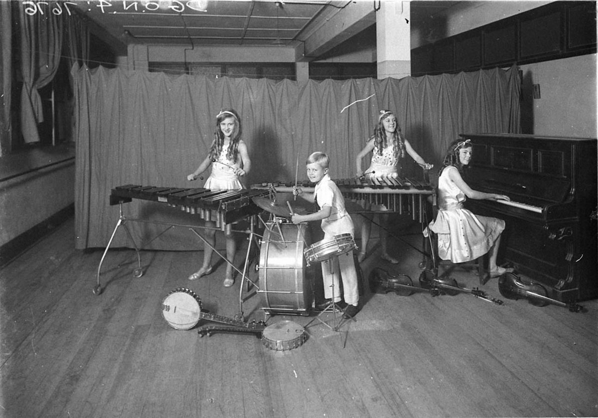 The jazz band with four children (1930s)