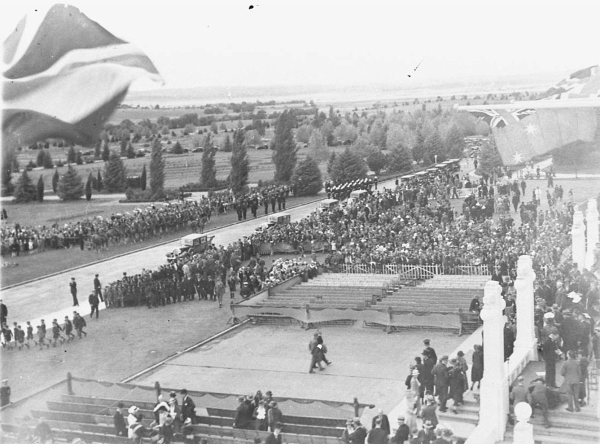 The official enclosure in front of Parliament House, Sydney city centre (1925–57)