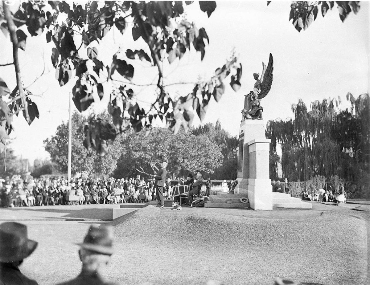 The opening (1925–57)