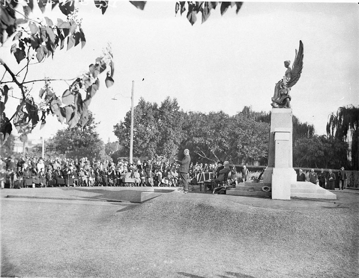 The opening (1925–57)