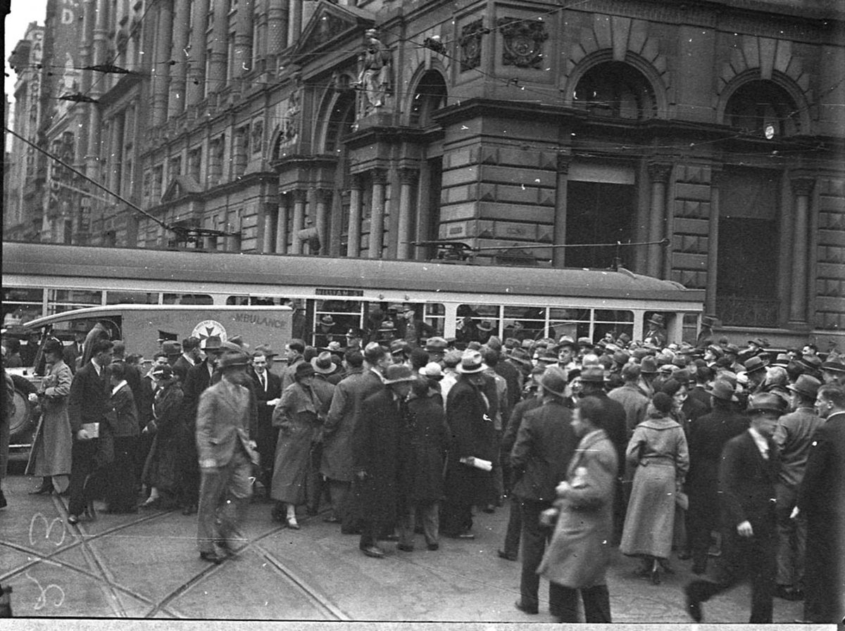 Tram smash in King Street, Sydney city centre (1935)