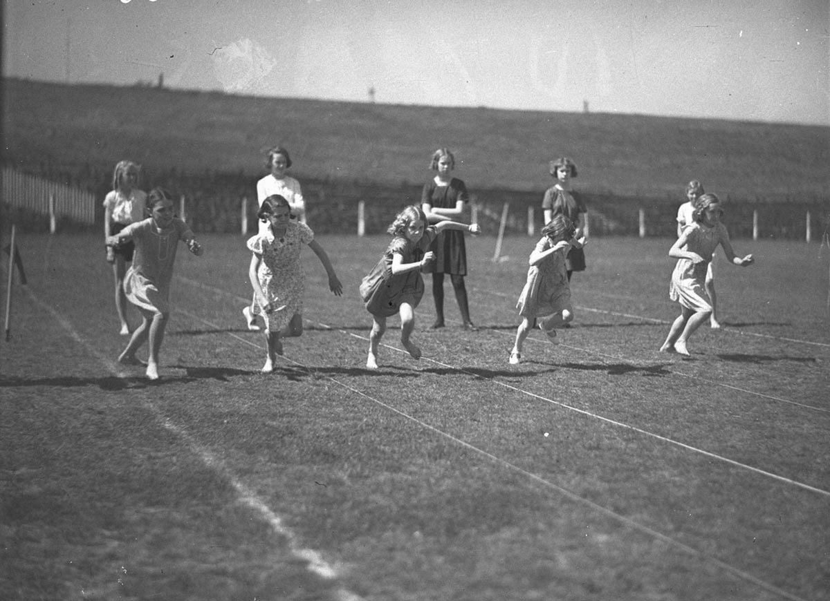 Tramway sports Young schoolgirls in 100 yards race at Sports Ground (1934)