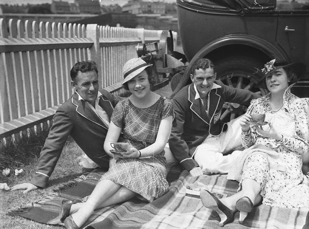 Two NSW cricketers with two women (1934)