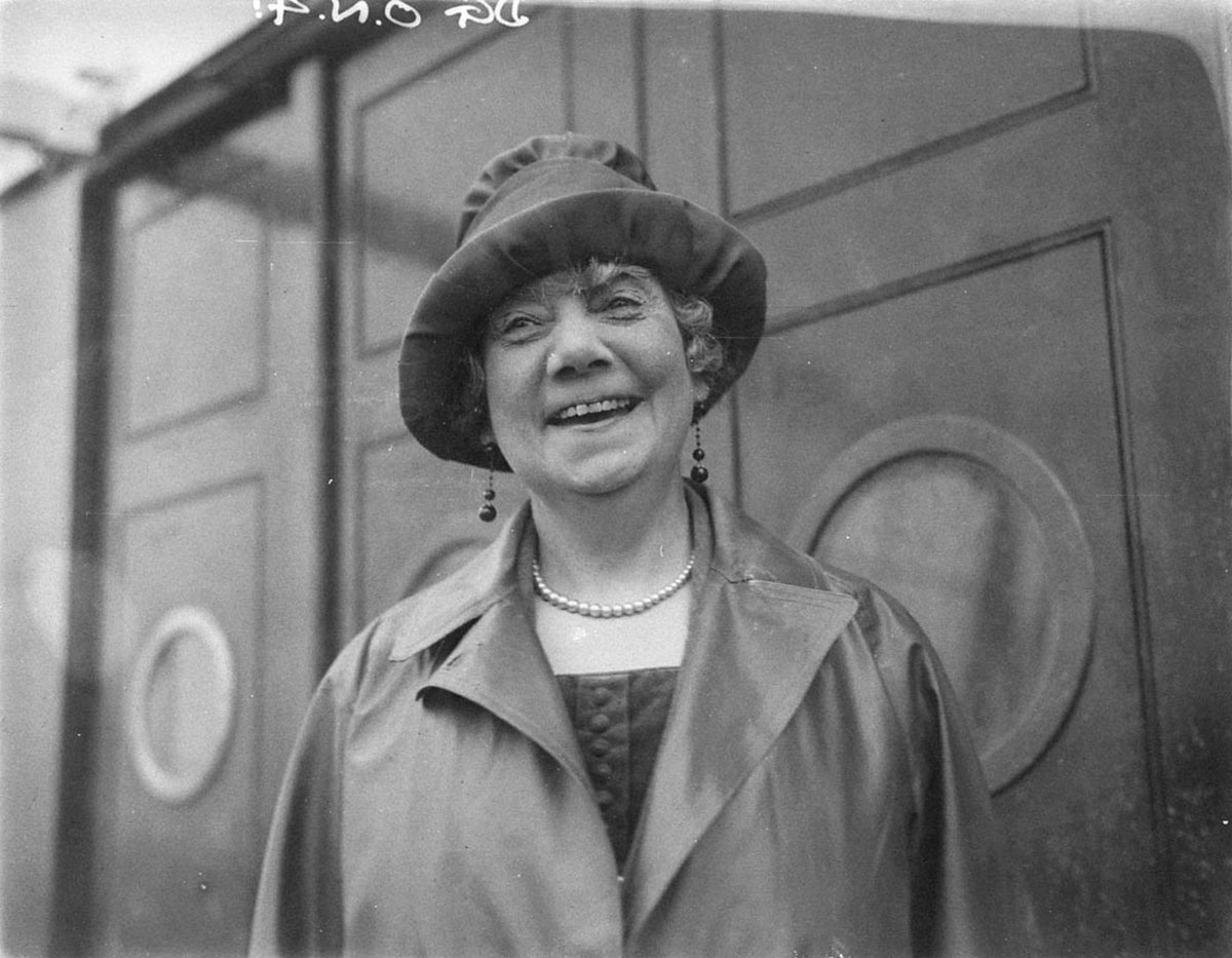 Unidentified JCW actress arrives by ship (c. 1935)