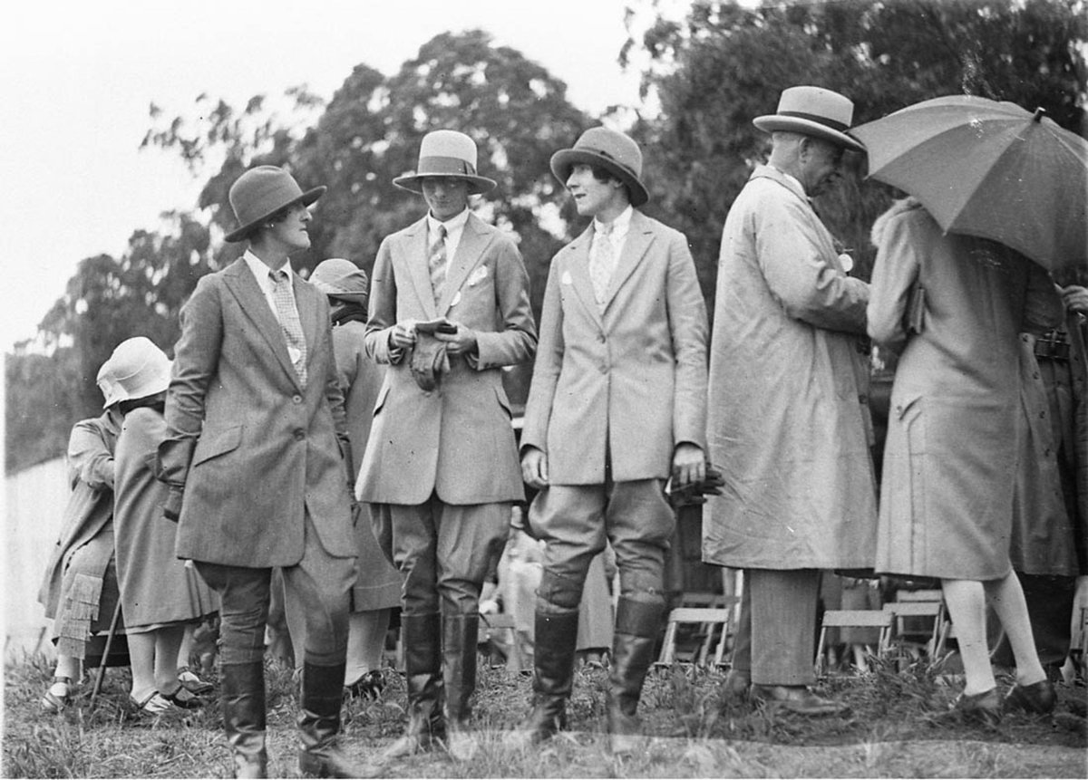 Unidentified racegoers (1927–30)