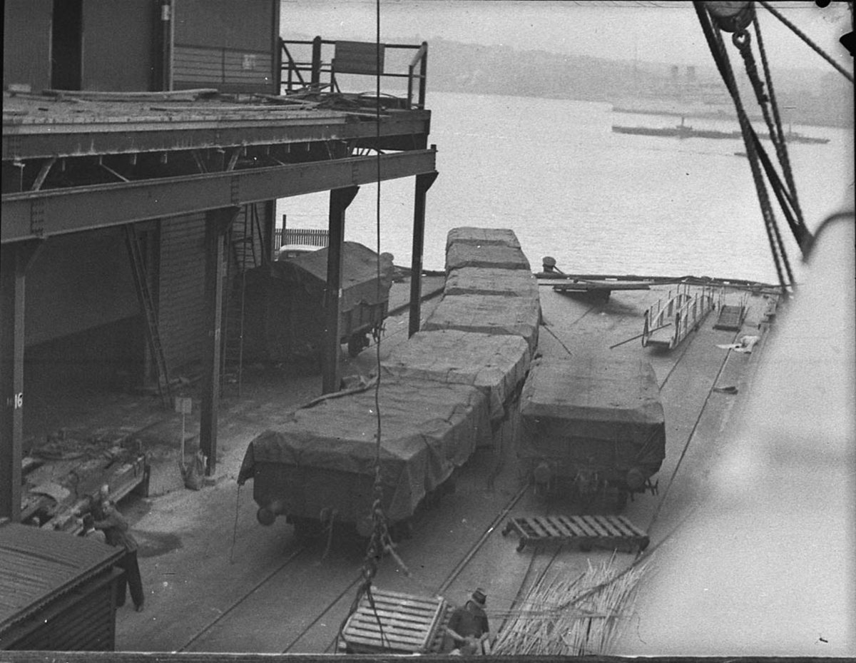 Unloading McWilliams wines at Pyrmont (1938)