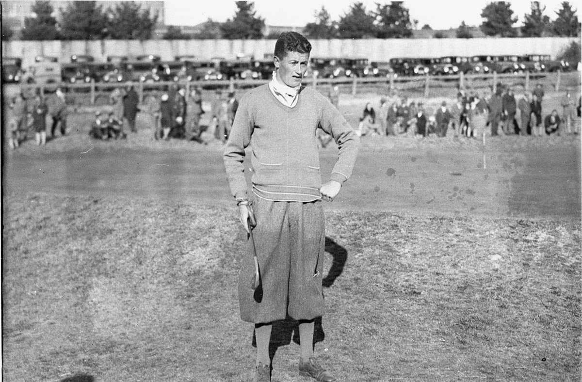 Victorian golfer Harry Williams watched by big gallery putting 10th green (1925–57)