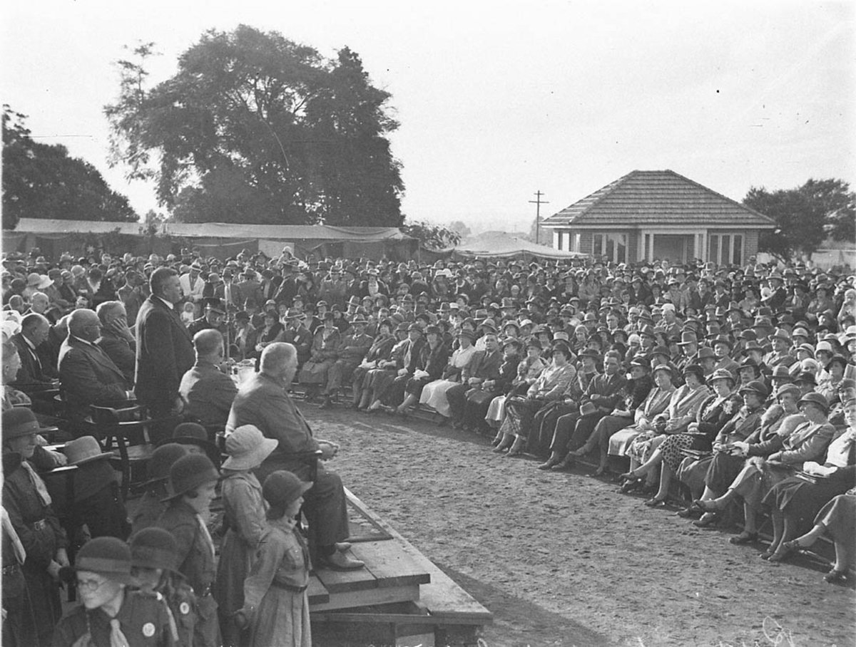 View of the crowd listening to the speeches (1934)