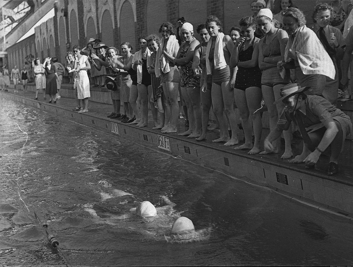 WAAAF swimming at North Sydney (1943)