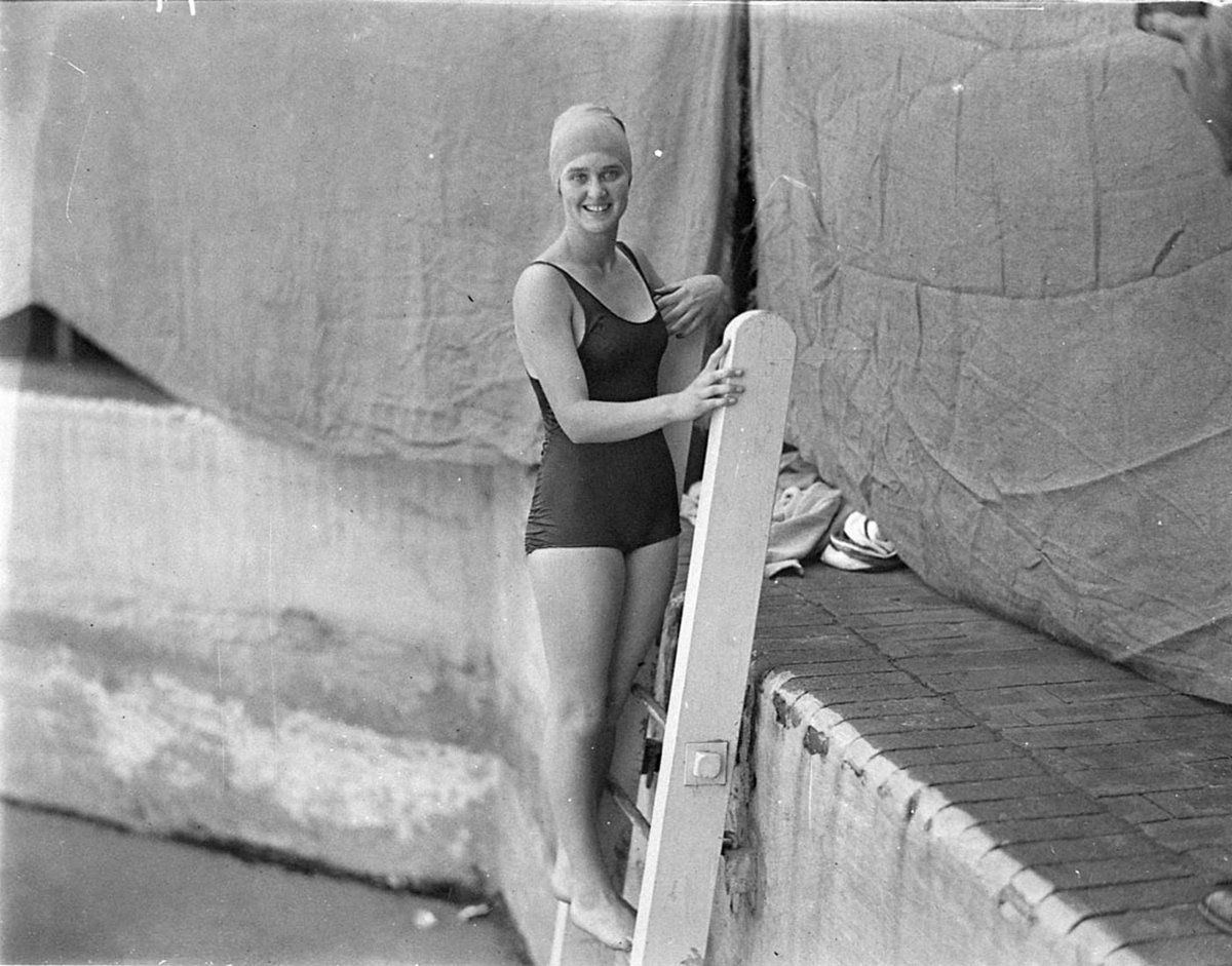 Woman swimmer (1930s)