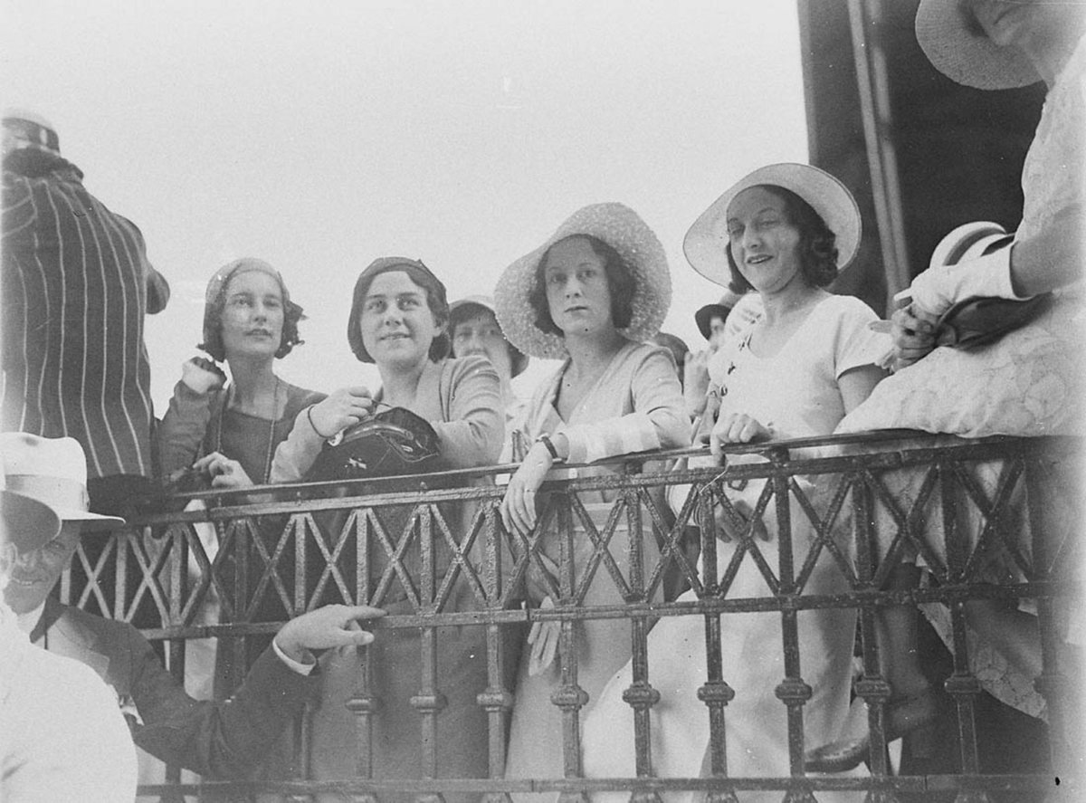 Women spectators (1930s)