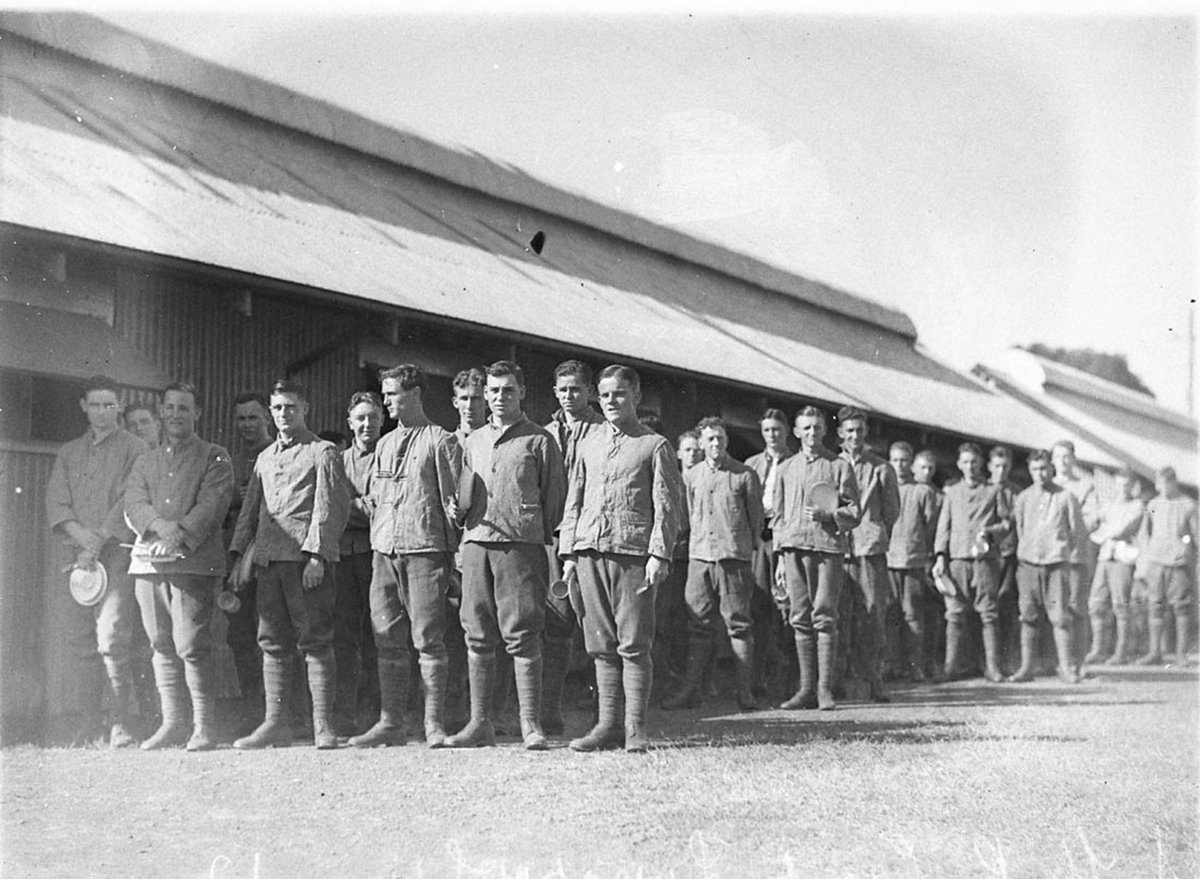 World War I recruits queue for mess (1914–18)