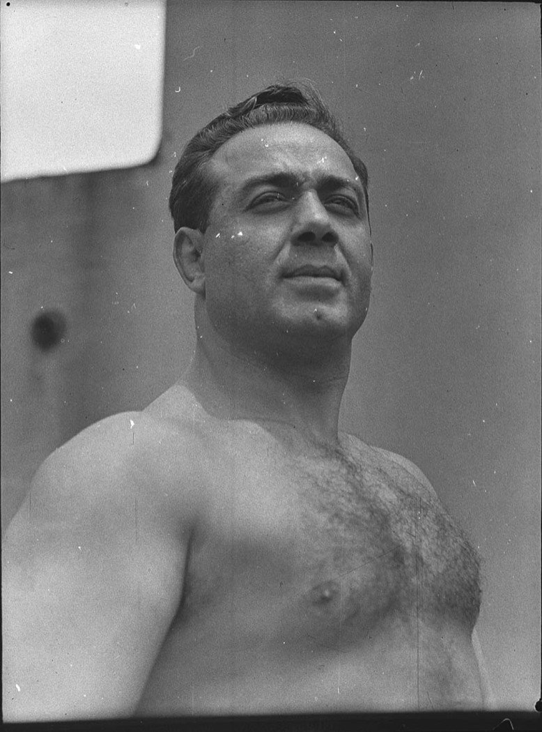 Wrestlers from overseas at gym (1938)