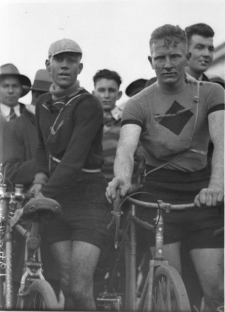 Ernie Milliken and unidentified cyclist, Sydney (1932)