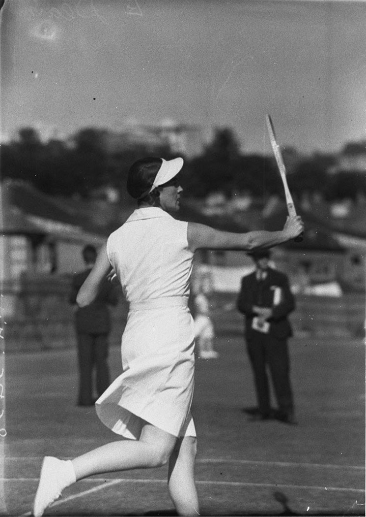 Championship tennis (Miss Evelyn Dearman), 1934, White City, Rushcutters Bay, NSW, by Sam Hood