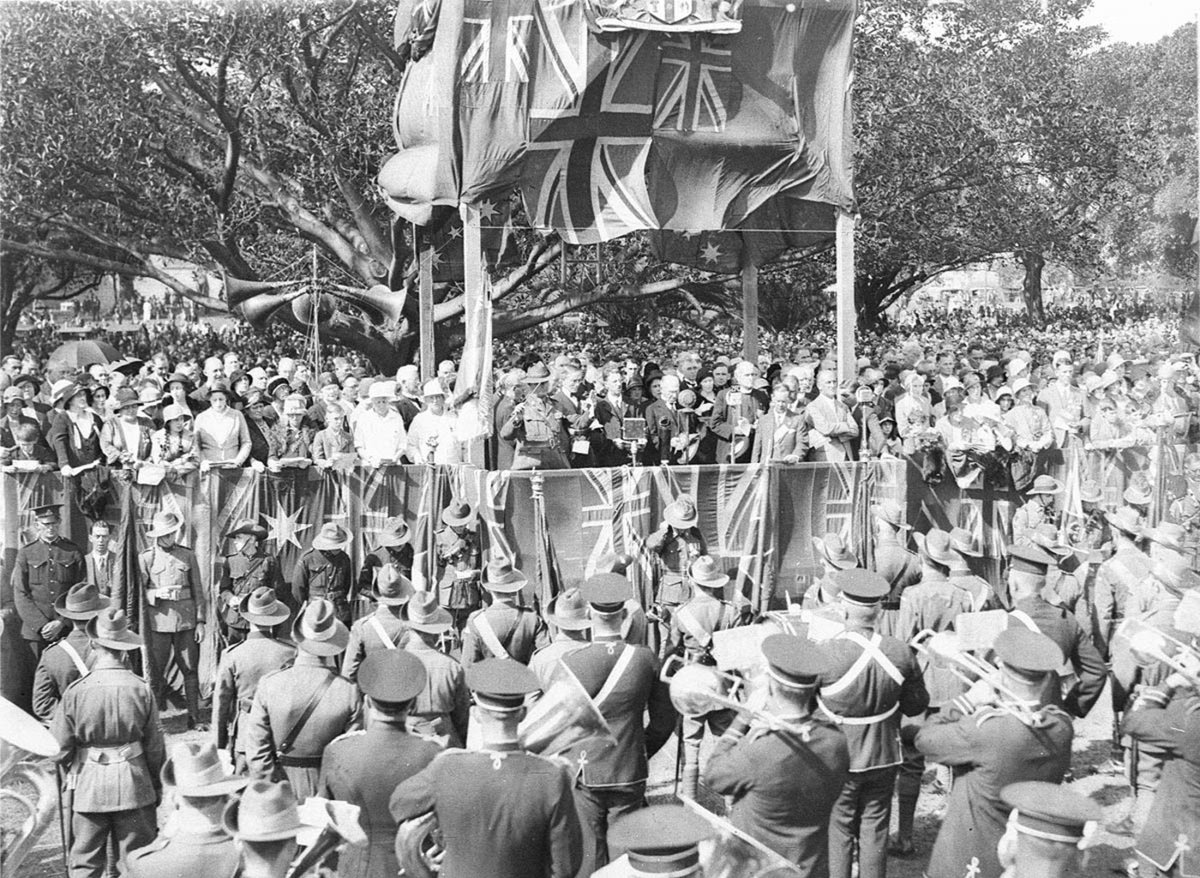 Crowded dais in the Domain, c. 1931, by Sam and Ted Hood, Sydney
