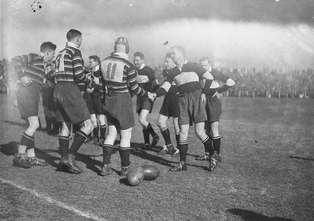 The two captains shake hands, in the final, League football, Wests v Easts, 8 September 1934, by Sam Hood, Sydney