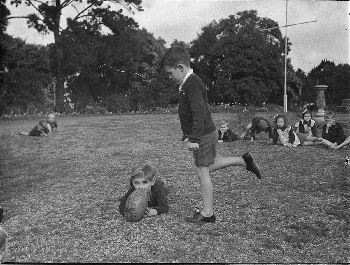 Children at play, Dalwood Homes, Balgowlah, 20 July 1941, by Sam Hood