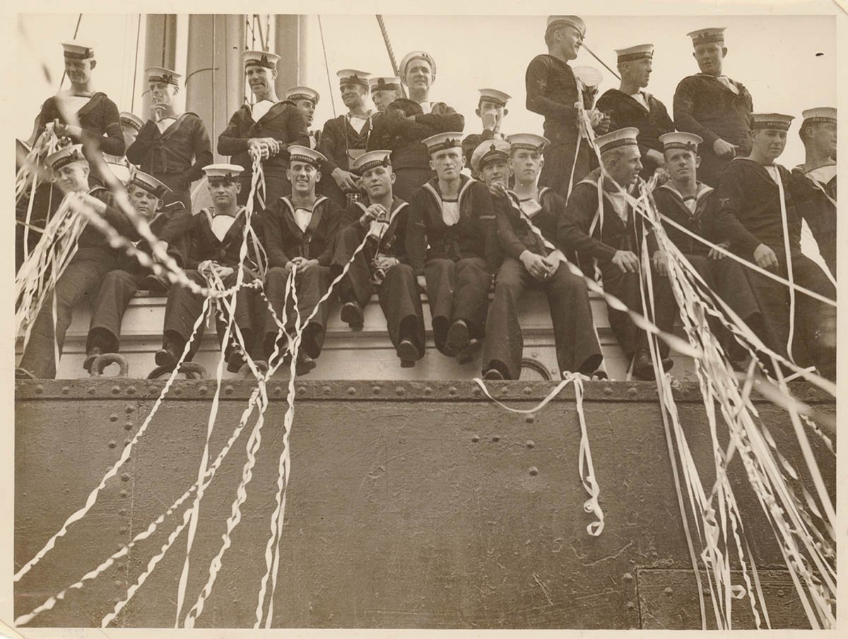 Australian sailors leave on a troopship, Sydney, ca. 1943 - Sam Hood (c. 1943)