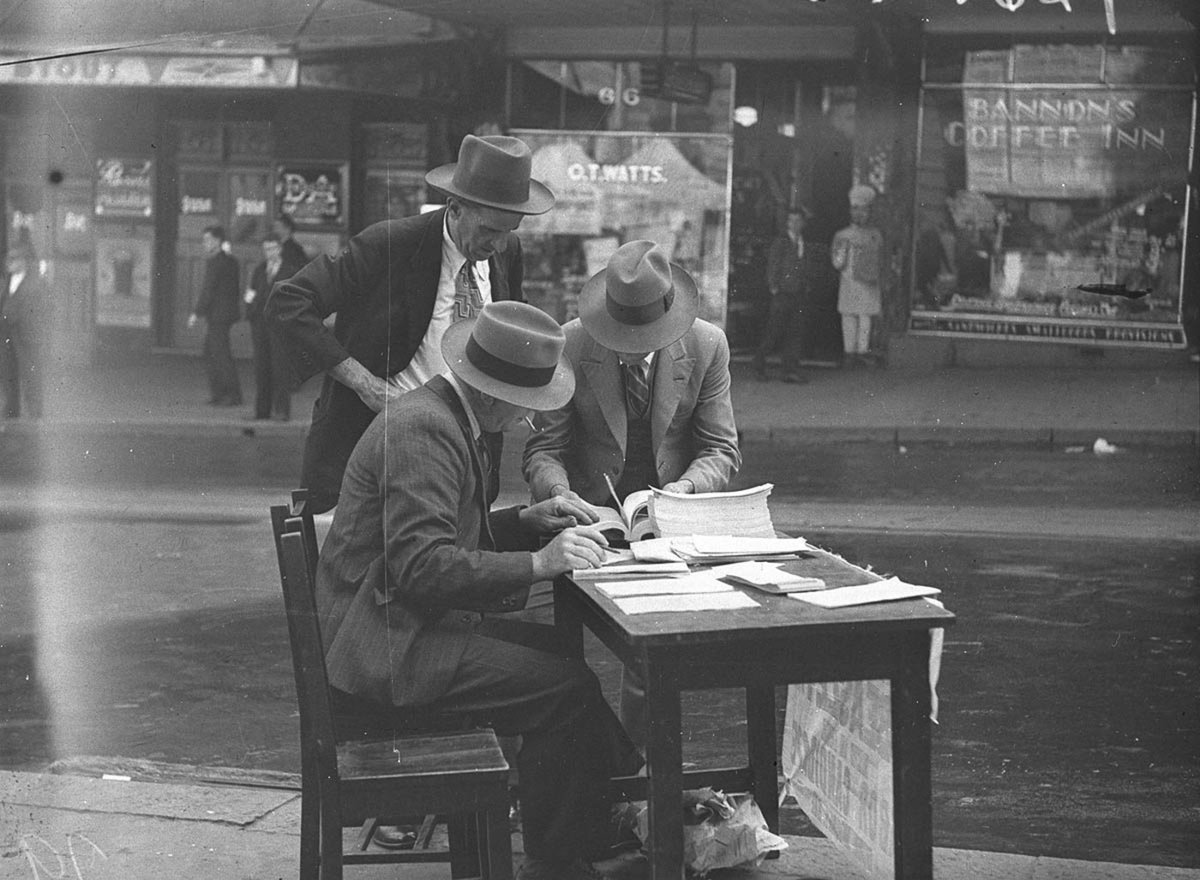 Country voters check at absentee table, 17 Sept 1934, by Sam Hood, Sydney