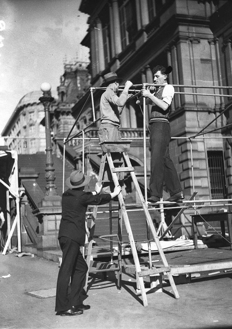 Absent voters at the Town Hall. Erecting polling booth beside Town Hall with galvanised pipe and Downee fittings, 13 Sept. 1934 by Sam Hood, Sydney city centre