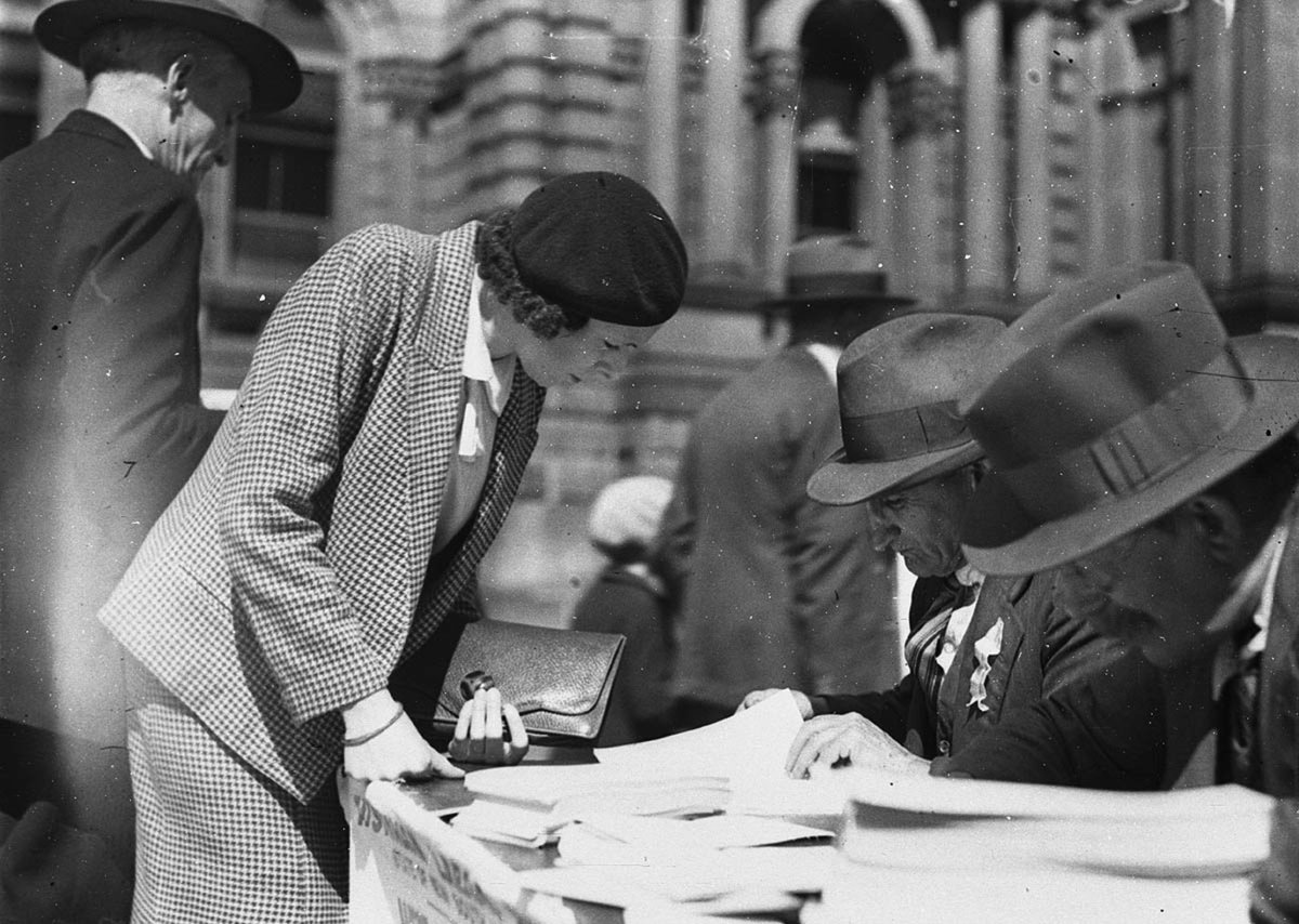 A woman voter at a How-to-Vote table, 17 Sept, 1934, by Sam Hood