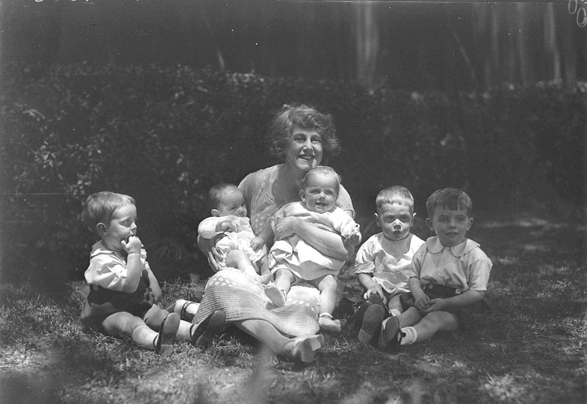 Musical comedy star Dorothy Brunton with five small children, St Margaret's Hospital, Darlinghurst, Sydney - photographer Sam Hood (1925)