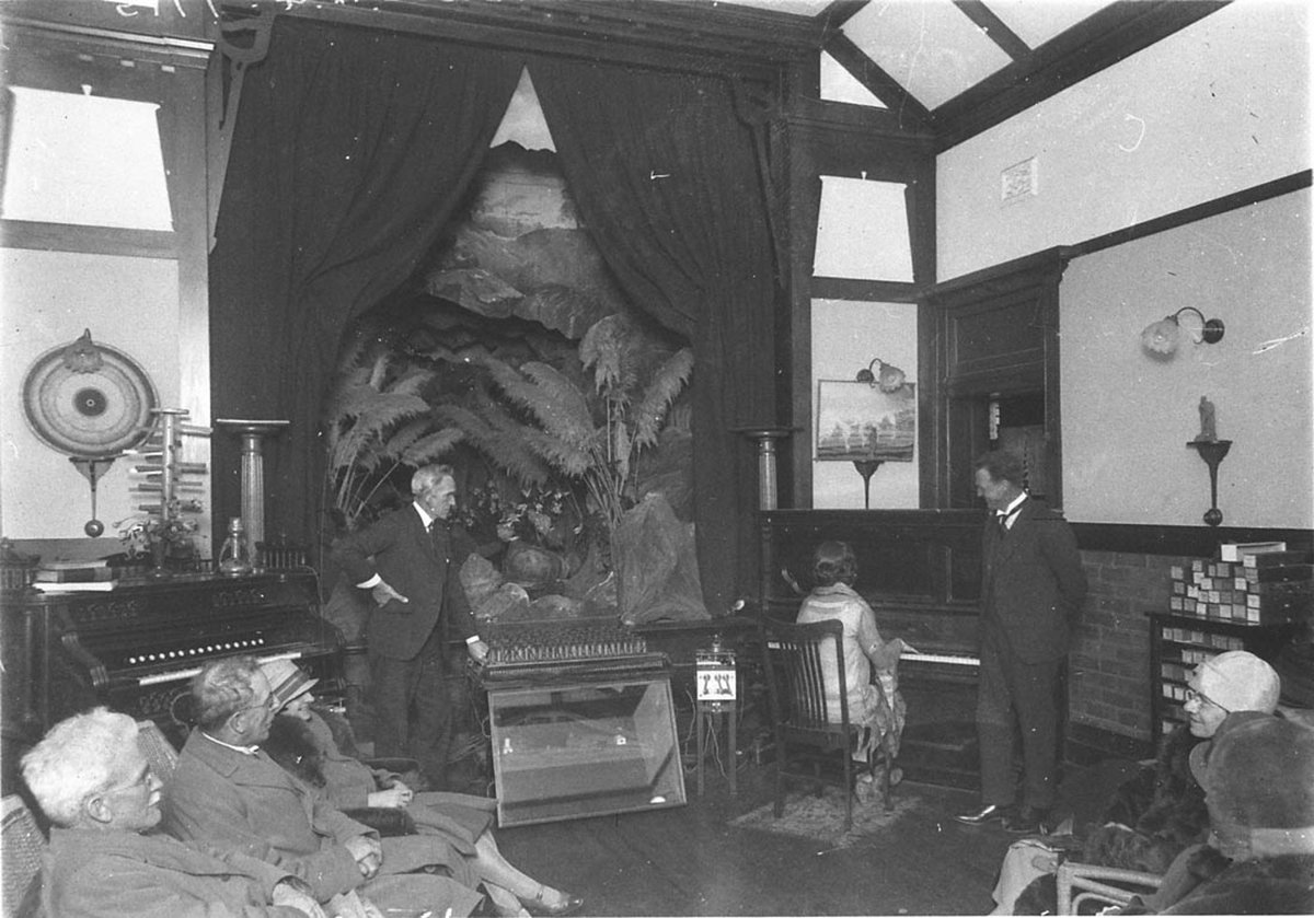 A demonstration of 'Colour Music' at the inventor's Greenwich home, c. 1928, by Sam Hood
