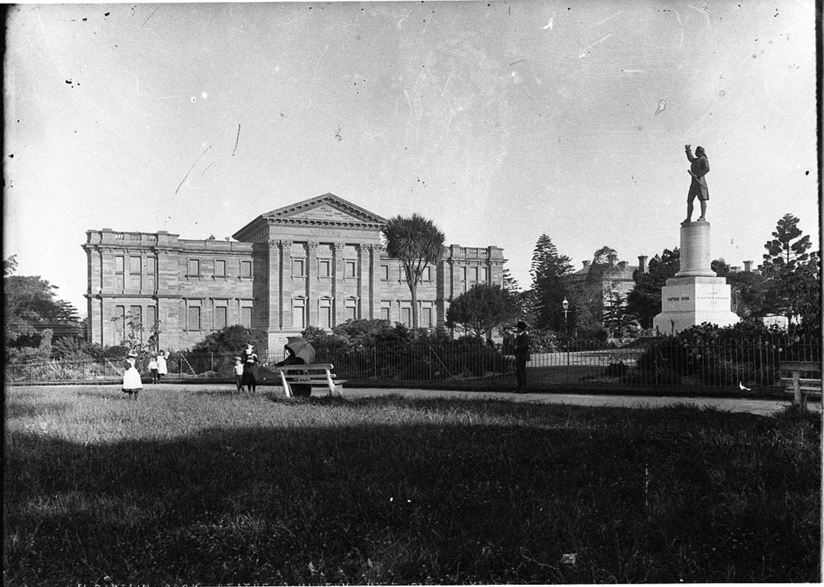 The Australian Museum and Captain Cook statue, Sydney, ca. 1900-1910 - Hall and Co, Sydney city centre (1900–10)