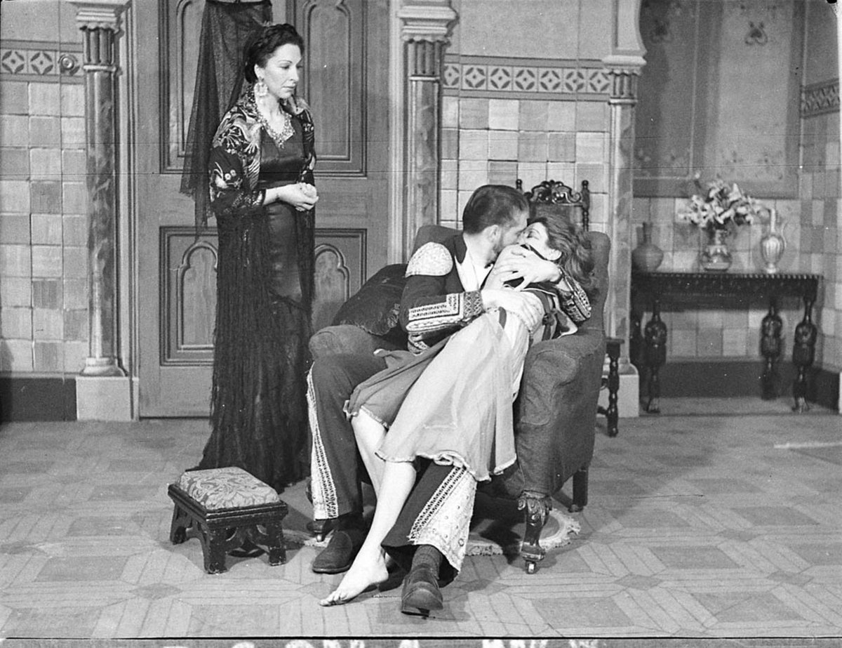 "The Squall", Theatre Royal (photo call), Sydney, 1944 - photographer Sam Hood, Sydney city centre