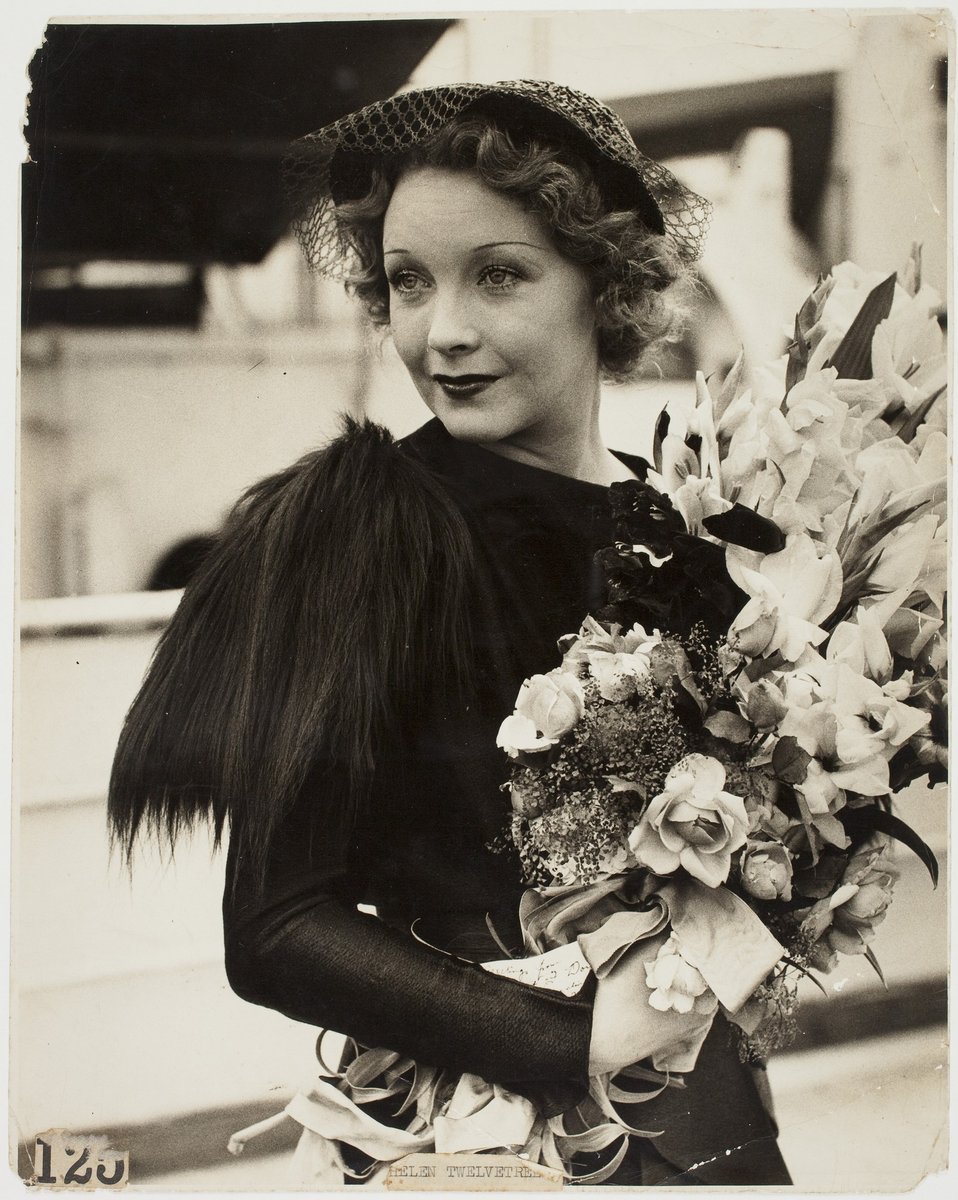 Helen Twelvetrees arrives from Hollywood to make the film The Thoroughbred in Sydney, 2 December 1935 - silver gelatin photoprint by Harry Freeman