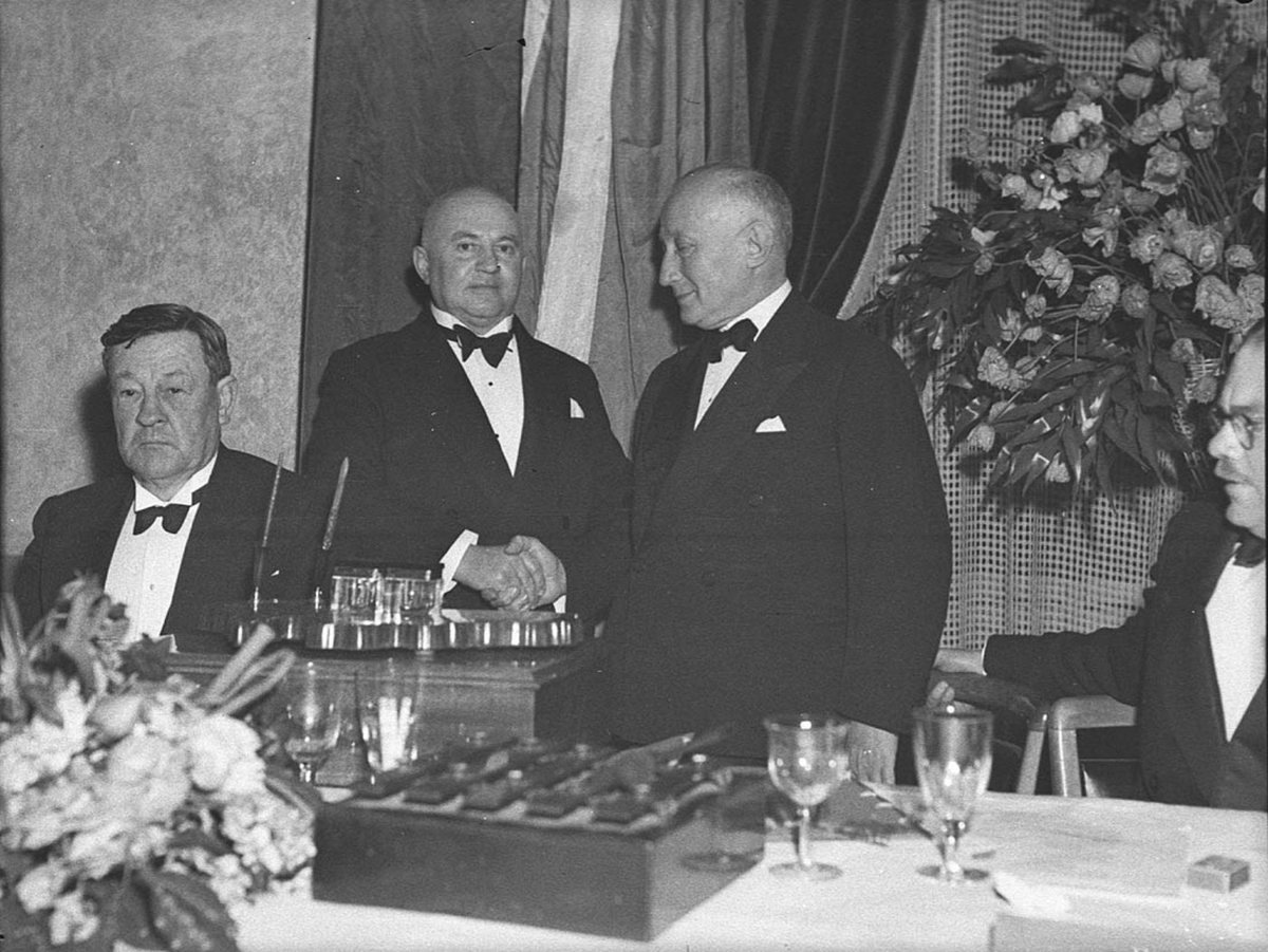 Dinner to Adolph Zukor, Hotel Australia, Sydney, August 1939 - photographer Sam Hood, Sydney city centre