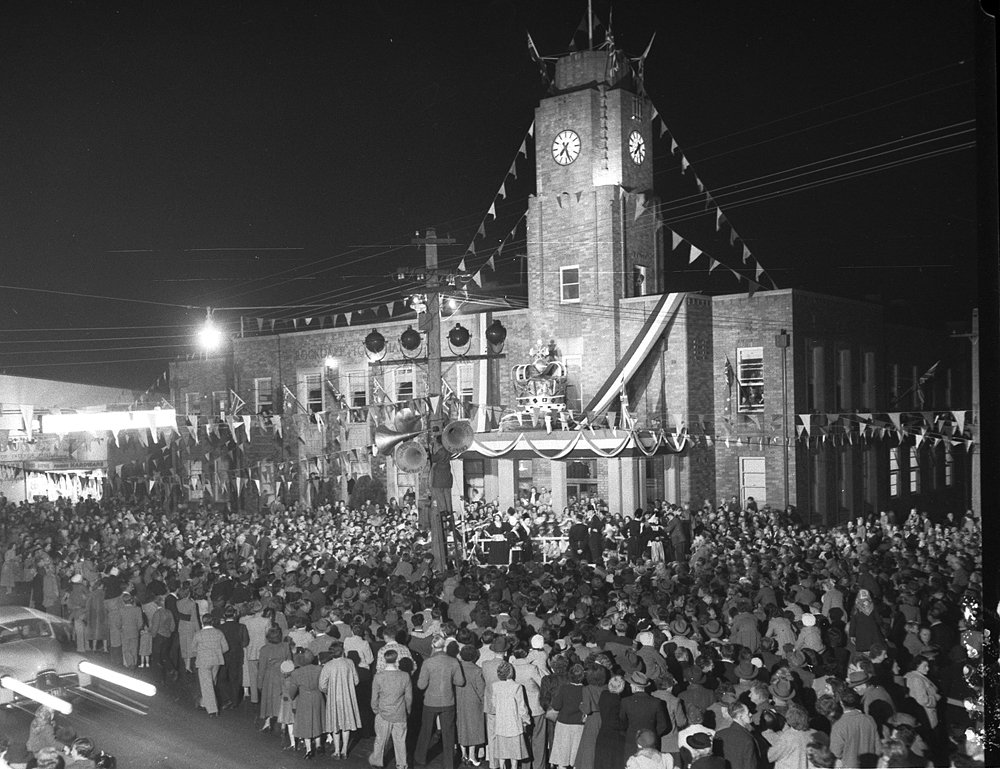 Coronation celebrations, Rockdale Town Hall, Sydney, 1953 - photographer Australian Photographic Agency