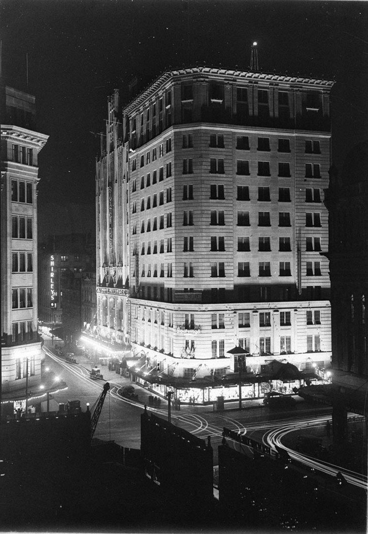 Gowing's Building and State Theatre, Sydney, illuminated, between 1932-1934 - photographer Sam Hood, Sydney city centre (1933)