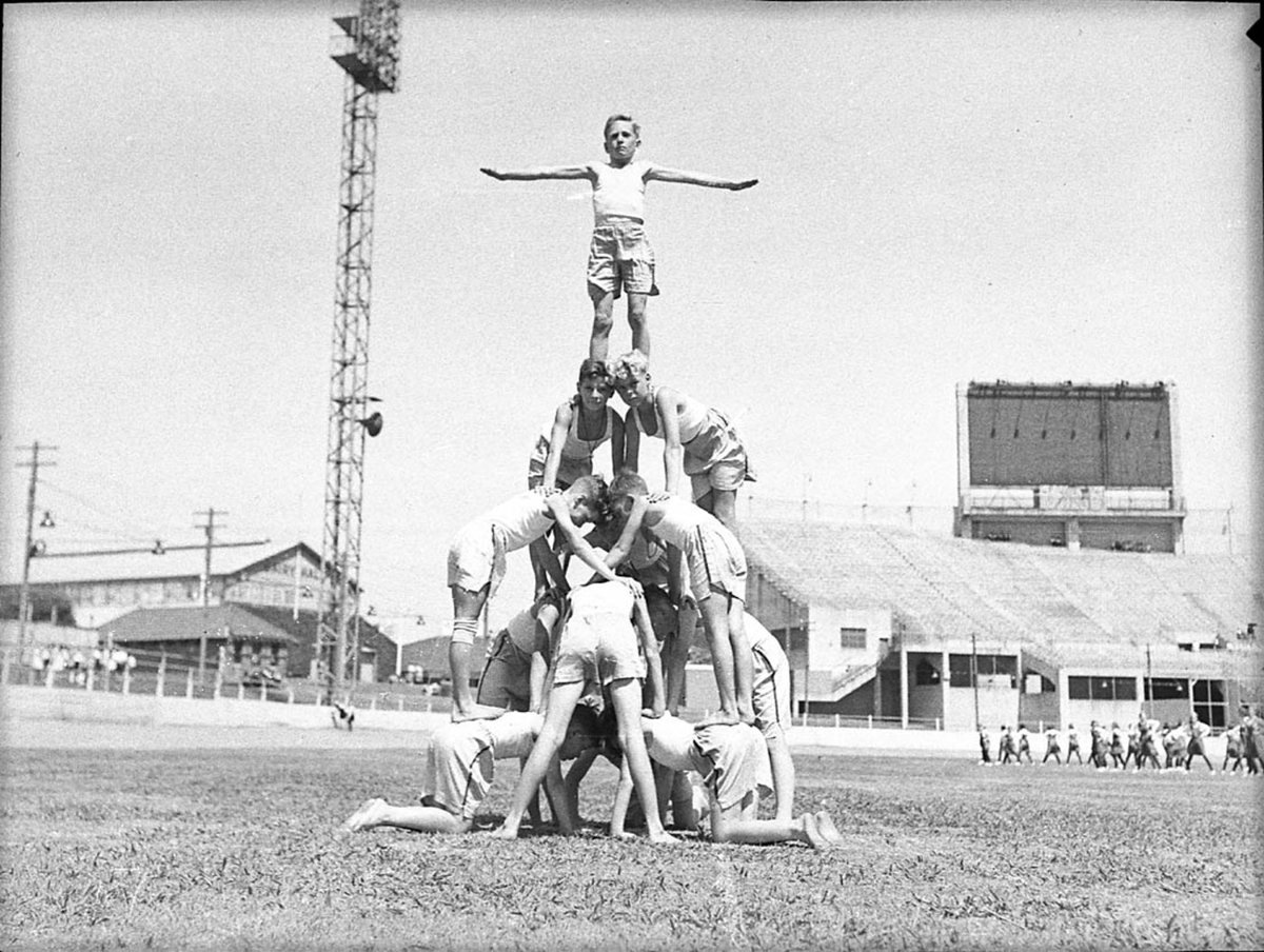 St Patrick's Day sports at Showground, March 1940, by Sam Hood, Moore Park