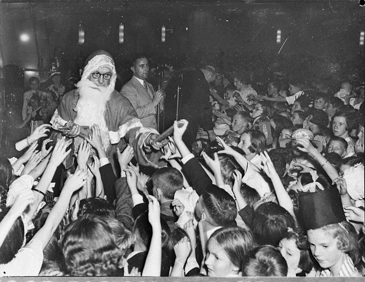 Radio station 2CH's Children's Christmas party, Trocadero, 22 December 1936 by Sam Hood, Sydney