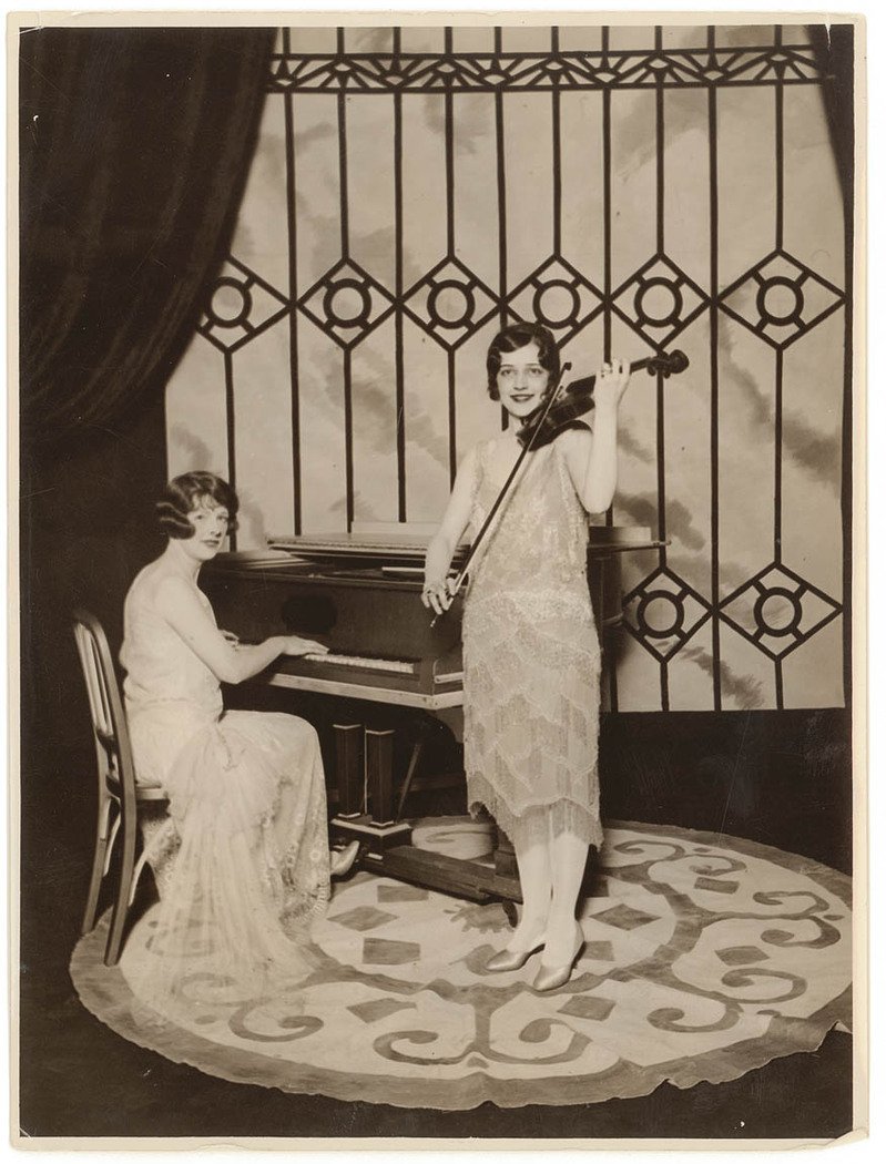 Women violinist and pianist, Wentworth Hotel, Sydney city centre (1920–50)