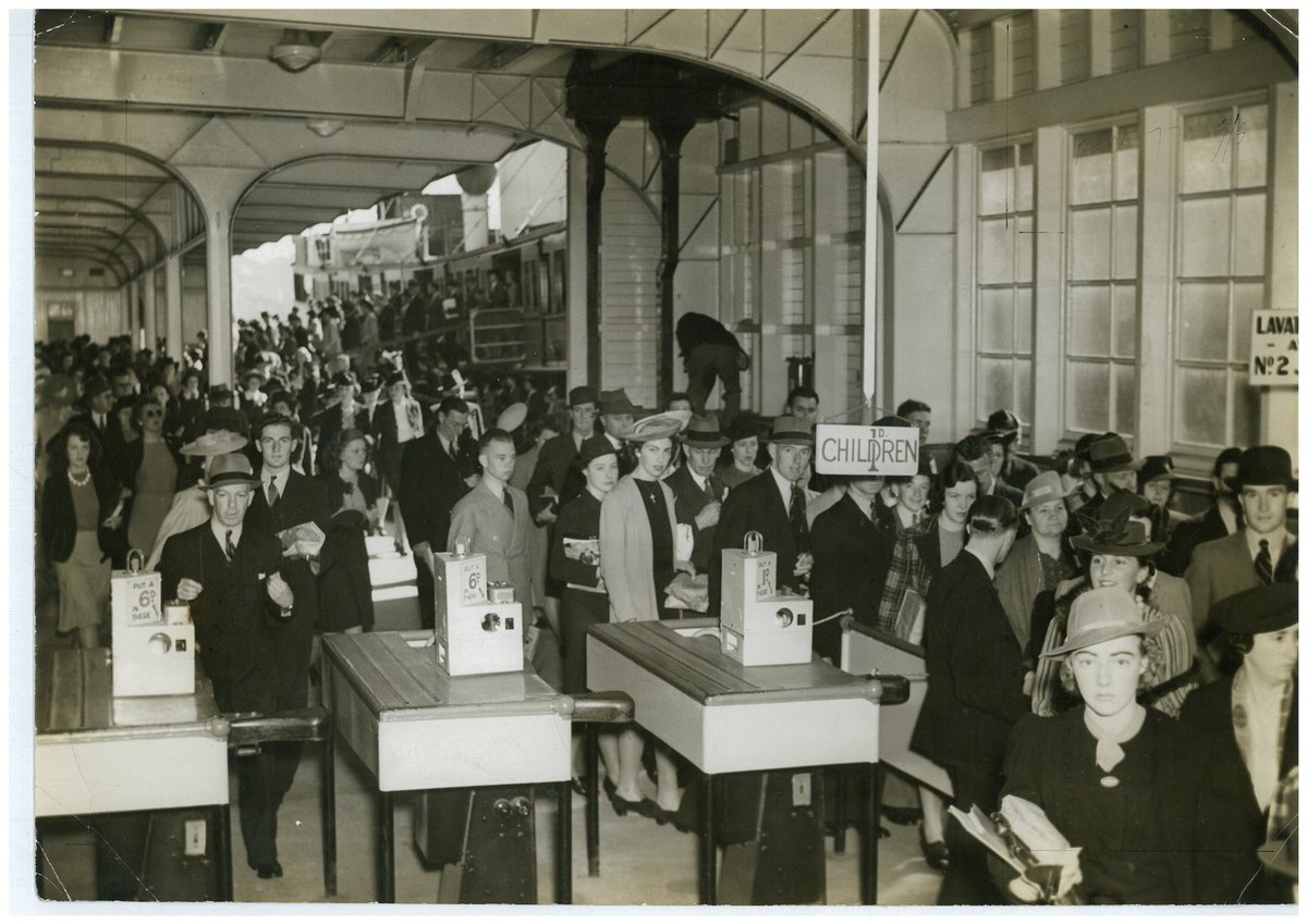 Commuters for the office off the South Steyne, Sydney, 1940 - Pix magazine, Manly