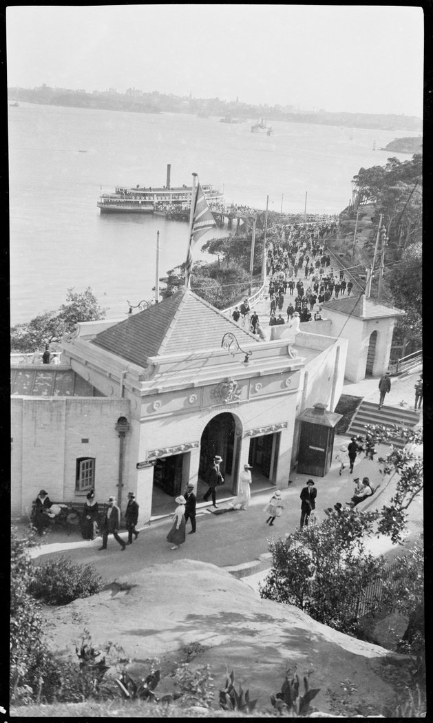 Crowds arriving, Taronga Park, ca. 1916, by Sam Hood, Mosman (c. 1916)