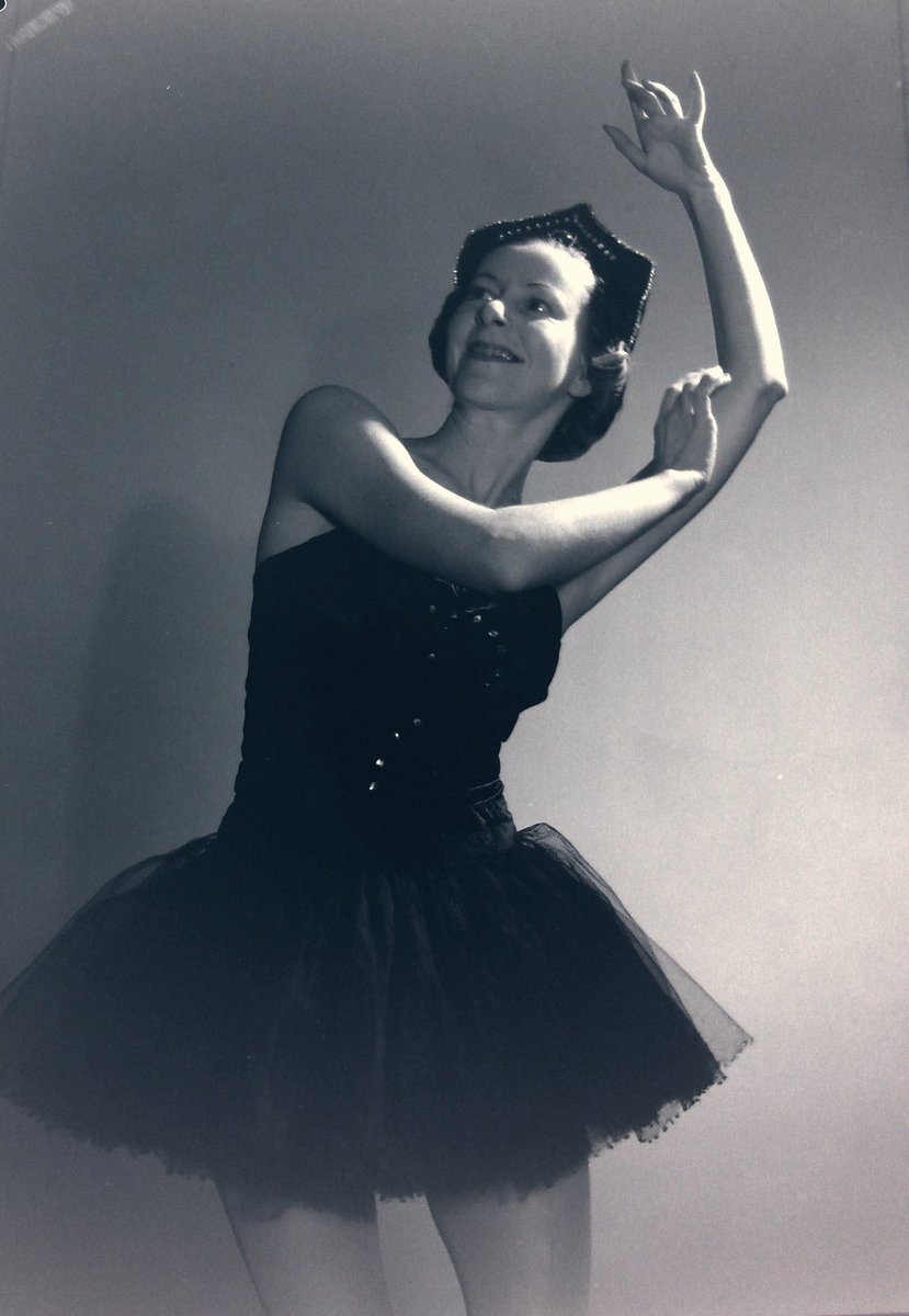 Alison Lee, stage name Helene Lineva and star of the Original Ballet Russe, 1939-1940, posing in the studio, Sydney - photographer Max Dupain (1939–40)