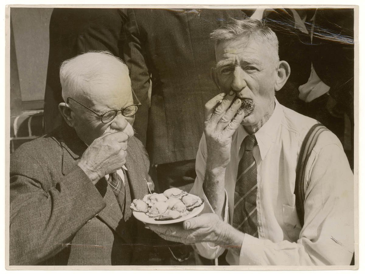 Oyster farmers David Corstorphine of Tuncurry, aged 78 and Fred Selmon of Georges River, aged 70, enjoy oysters at Dolls Point, c. 1930s, by Sam Hood, 1930–50