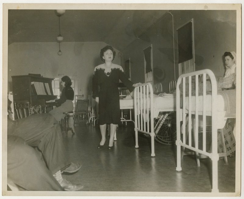 Molly Picon at veterans' hospital, Sydney, Nova Scotia, January 14, 1946