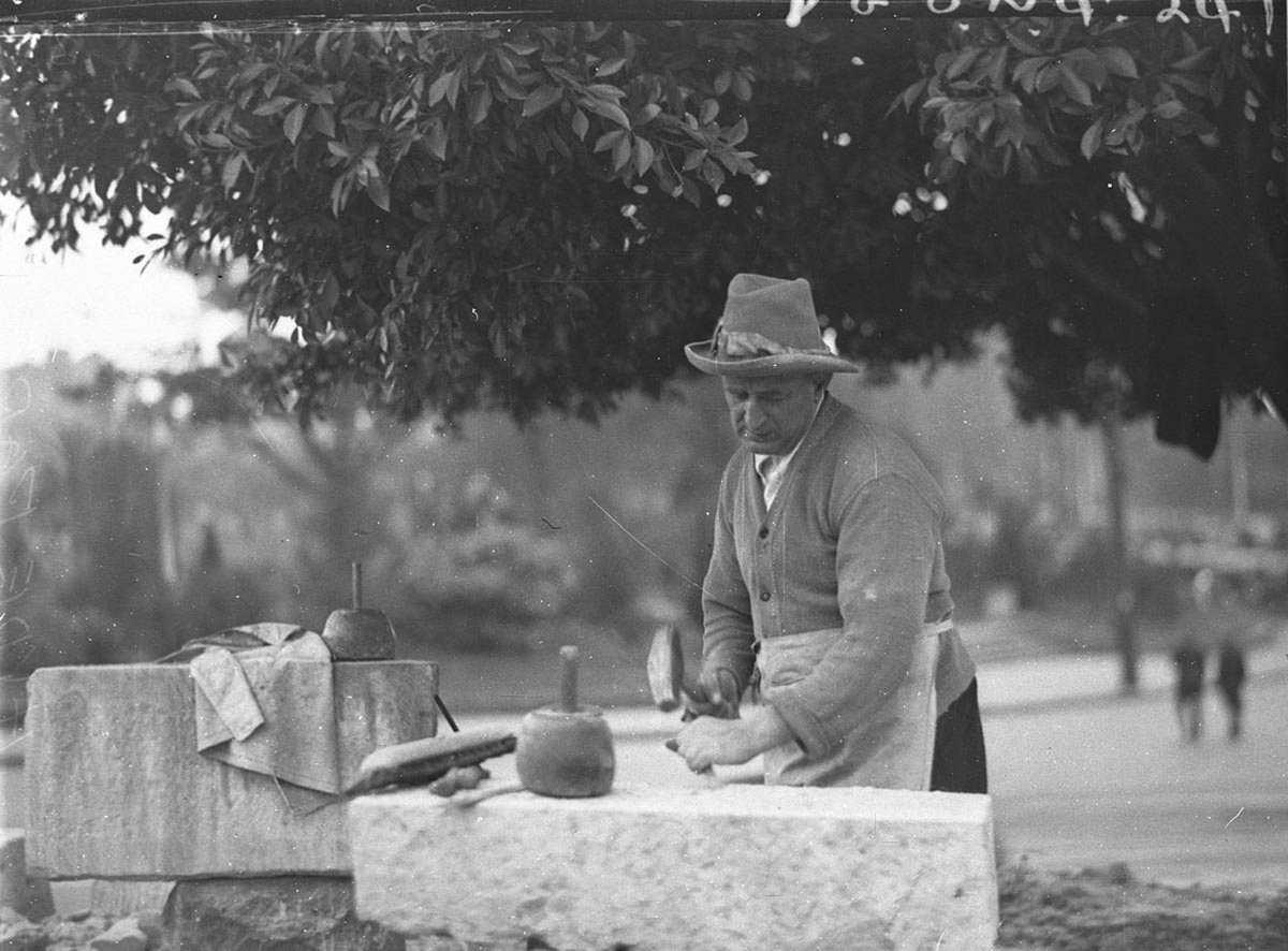Stonemason at work on park wall at Hyde Park, 11 July 1937, by Ted Hood, Sydney city centre